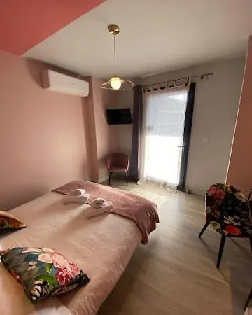 D'hotes Chez Dom Bed & Breakfast 3*
